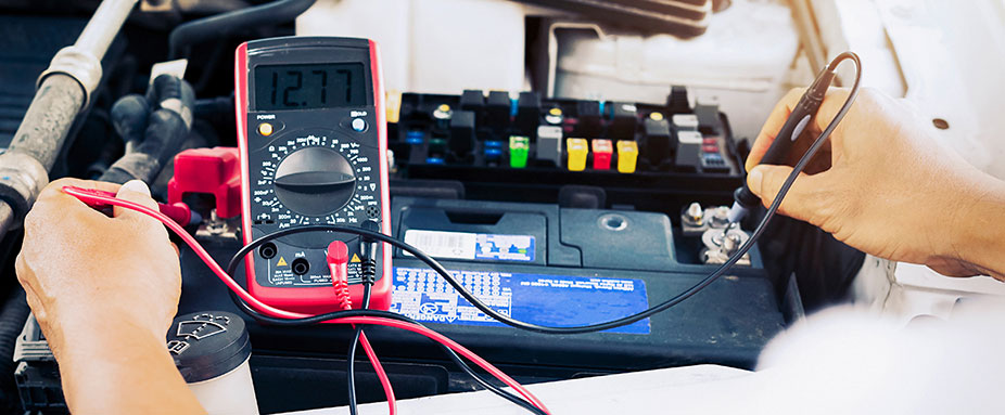 Messung der Spannung an einer Autobatterie