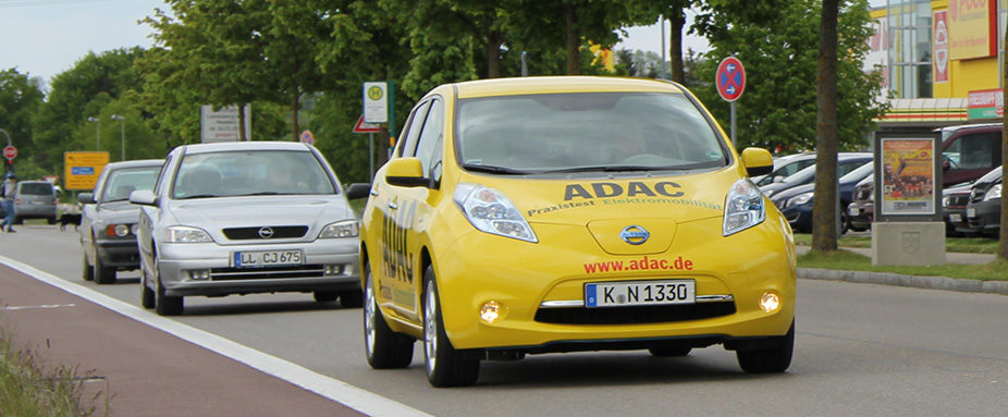 Gelber Nissan Leaf fahrend von vorne