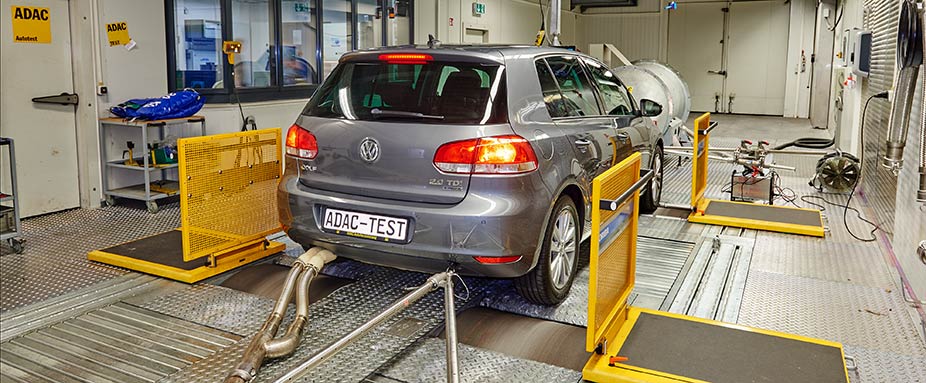 Silberner VW Golf  Diesel auf dem Prüfstand bei Abgasuntersuchung