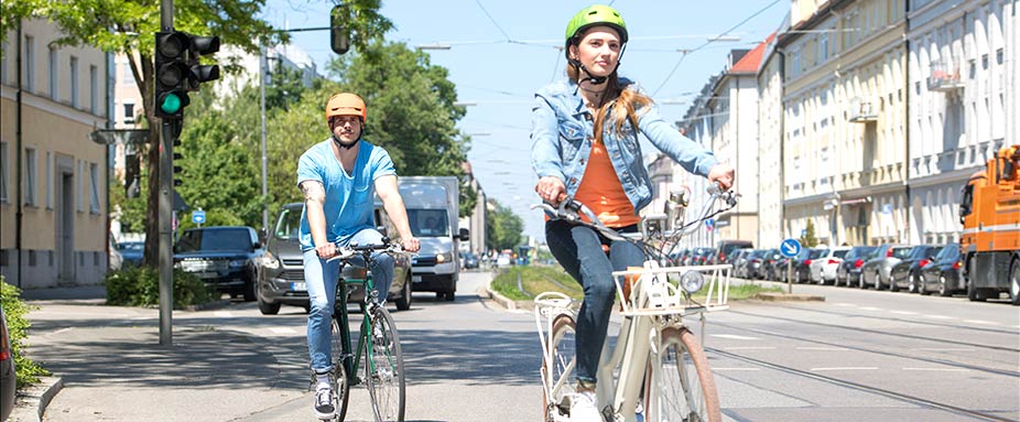 Paar fährt Fahrrad