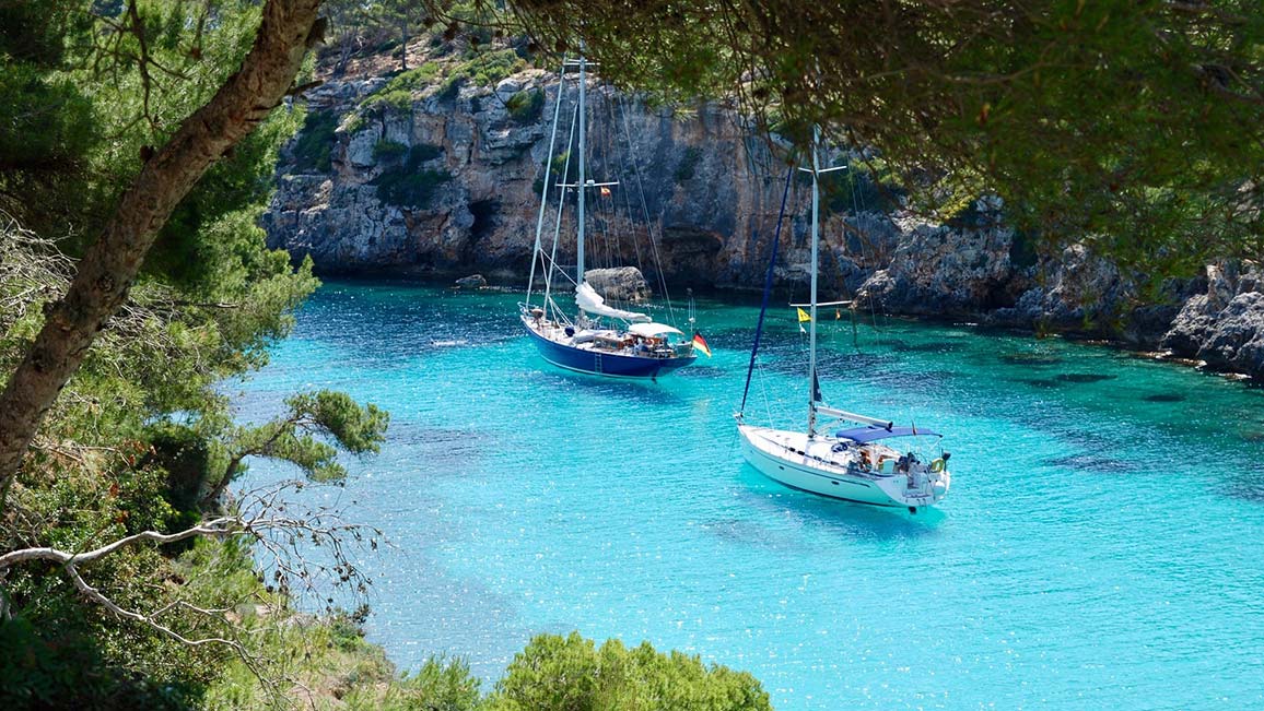 Mallorca: Segelyachten vor Anker in der Cala Pi