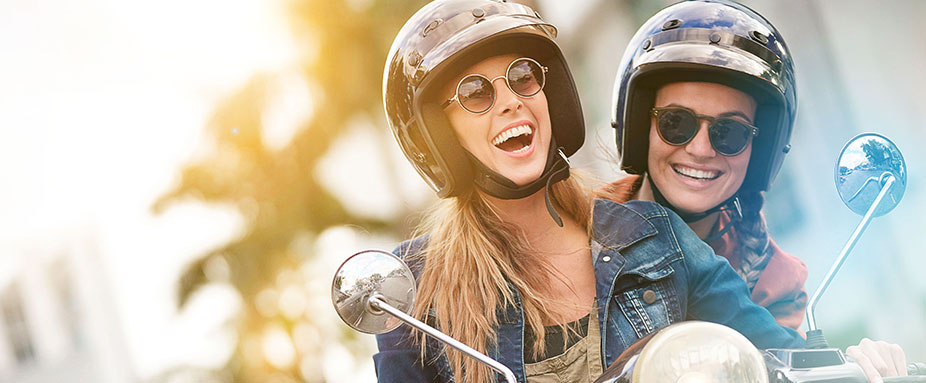 Mädchen auf Moped - Kfz-Versicherung Moped ADAC