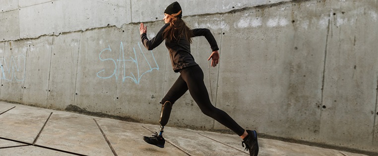 Joggerin mit Prothese - Invalidität Unfallversicherung ADAC